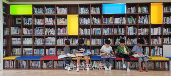 [천태초등학교] 하늘별나르샤 도서관을 이용하는 아이들
