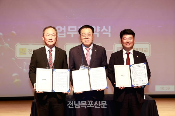 왼쪽부터 민영돈 총장, 구복규 화순군수, 박창환 전남도 정무부지사